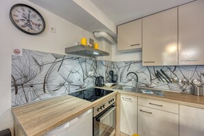 Fridge, oven, stovetop, dishwasher