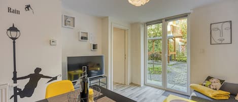 Familjelägenhet - flera sovrum (Bumblebee Apartment with Garden) | Vardagsrum | 21-tums smart-tv med digitalkanaler