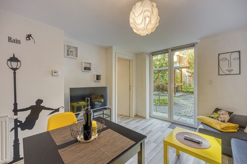 Bumblebee Apartment with Garden