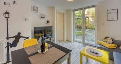 Bumblebee Apartment with Garden
