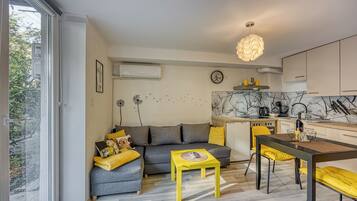 Family Apartment, 1 Bedroom (Bumblebee Apartment with Garden) | Living area | 21-inch Smart TV with digital channels