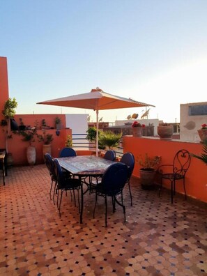 Outdoor dining - beautiful art space - 5 minutes from the beach (Tamraght)