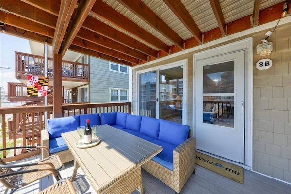 You'll want to hang out on this deck all day long - catch a view of the ocean, people-watch and sip some cocktails.