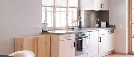 Een koelkast, een oven, een vaatwasser, een koffiezetapparaat/waterkoker