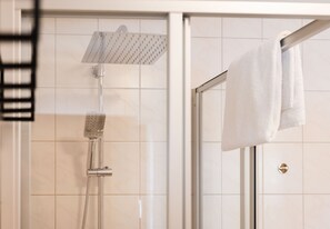 Bruser, hårtørrer, Toiletpapir