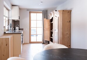 Fridge, oven, dishwasher, coffee/tea maker