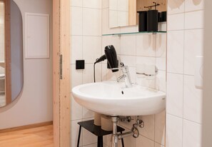 Dusche, Haartrockner, Toilettenpapier