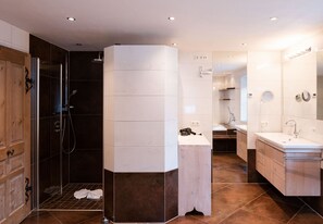 Bathtub, hair dryer, bidet, toilet paper - 3104 Zamangspitze | Haus Luisa (Tschagguns)