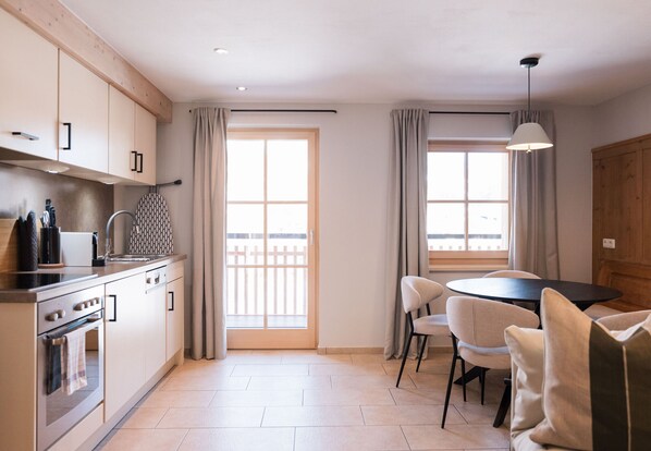 Fridge, oven, dishwasher, coffee/tea maker