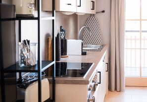 Fridge, oven, dishwasher, coffee/tea maker
