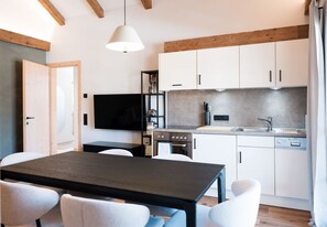 Fridge, oven, dishwasher, coffee/tea maker