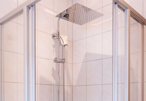 Douche, séchoir à cheveux, papier de toilette