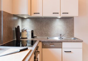 Fridge, oven, dishwasher, coffee/tea maker