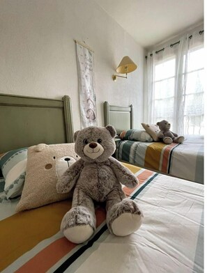 6 bedrooms, iron/ironing board, travel cot, WiFi