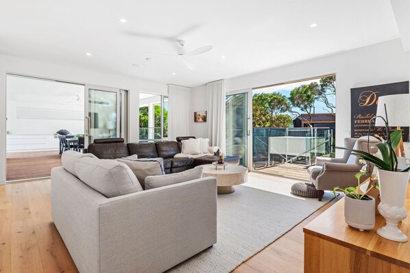 Smart-TV, Kamin, Arbeitsbereiche