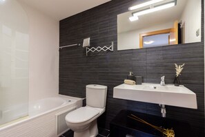 Shower, hair dryer, bidet, towels - Apto.ElFaro - Gran Terraza, Piscina, Playa 3min (Villanueva y Geltrú)