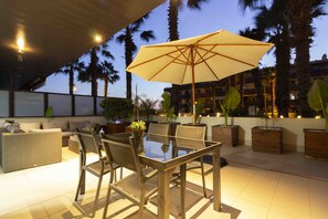 Outdoor dining - Apto.ElFaro - Gran Terraza, Piscina, Playa 3min (Villanueva y Geltrú)
