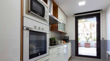 Frigorífico, microondas, horno y placa de cocina