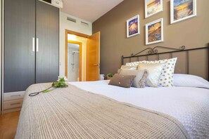 2 habitaciones, tabla de planchar con plancha y cuna de viaje 