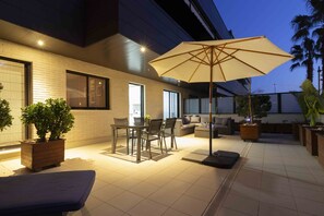 Outdoor dining - Apto.ElFaro - Gran Terraza, Piscina, Playa 3min (Villanueva y Geltrú)
