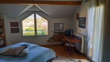 4 Schlafzimmer, Schreibtisch, Bügeleisen/Bügelbrett, Reisekinderbett