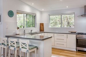 Fridge, microwave, oven, stovetop - THIS SENSATIONAL PROPERTY OVERLOOKS ADJOINING NATURE RESERVE (Dunsborough)