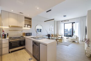 Panorama-lejlighed | Privat køkken | Køleskab/fryser i fuld størrelse, mikrobølgeovn, ovn, kogeplade