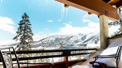 Deluxe Home, Great Views! Private Gas Grill & Washer/Dryer, Near Lakes Basin