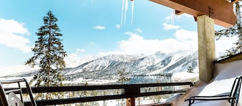 Deluxe Home, Great Views! Private Gas Grill & Washer/Dryer, Near Lakes Basin