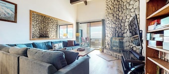 Ski-In/Ski-Out, Deluxe, Wash/Dryer, Wood Burning Fireplace & Stunning Views