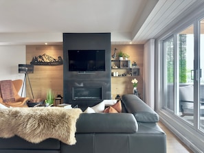 Smart-TV, Kamin, Tischfußball, Bücher