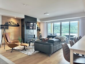 Smart TV, chimenea, futbolito y libros 