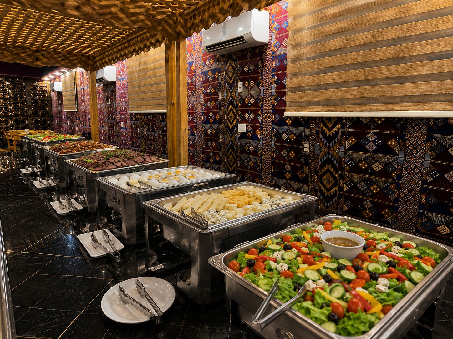 Een buffet met diverse gerechten en een saladebar.