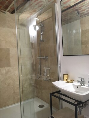 Baignoire, sèche-cheveux, serviettes fournies, savon