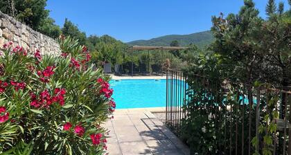 Bastide 1830, Domaine de la Bastidonne 4* Superb view of le Luberon Heated Pool
