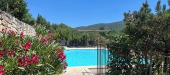 Bastide 1830, Domaine de la Bastidonne 4* Superb view of le Luberon Heated Pool