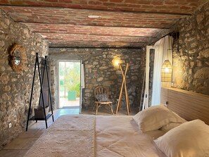 4 chambres, bureau, fer et planche à repasser, lit parapluie