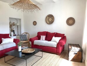 TV, peis, bøker og stereoanlegg