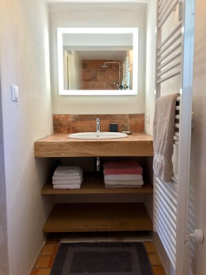 Dusche, Haartrockner, Handtücher, Seife