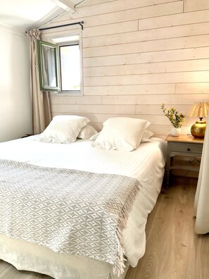 3 chambres, bureau, fer et planche à repasser, lit parapluie