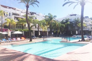 Outdoor pool - Apartment close to the sea, shops and restaurants (Marbella)