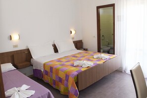 Frette Italian sheets, premium bedding, in-room safe, free WiFi