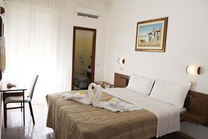 Frette Italian sheets, premium bedding, in-room safe, free WiFi