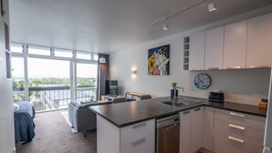 Basic Studio, 1 Queen Bed | Private kitchen - Centrally Located Light-filled Studio w/ Parking (Auckland)
