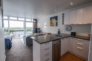 Basic Studio, 1 Queen Bed | Private kitchen - Centrally Located Light-filled Studio w/ Parking (Auckland)