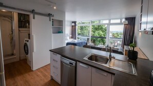 Basic Studio, 1 Queen Bed | Private kitchen - Centrally Located Light-filled Studio w/ Parking (Auckland)