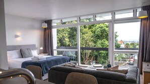 Basic Studio, 1 Queen Bed - Centrally Located Light-filled Studio w/ Parking (Auckland)