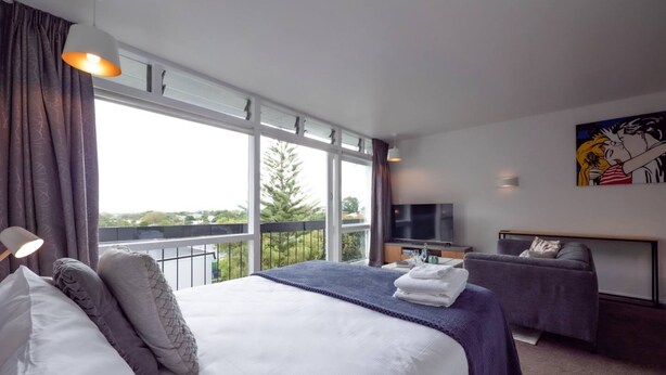 Basic Studio, 1 Queen Bed - Centrally Located Light-filled Studio w/ Parking (Auckland)