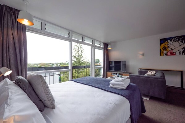 Basic Studio, 1 Queen Bed - Centrally Located Light-filled Studio w/ Parking (Auckland)