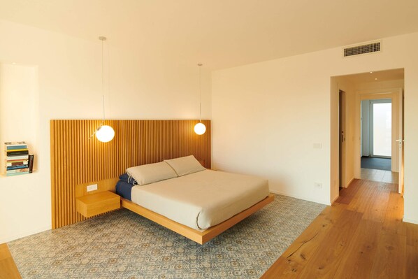 5 bedrooms, desk, free WiFi, bed sheets